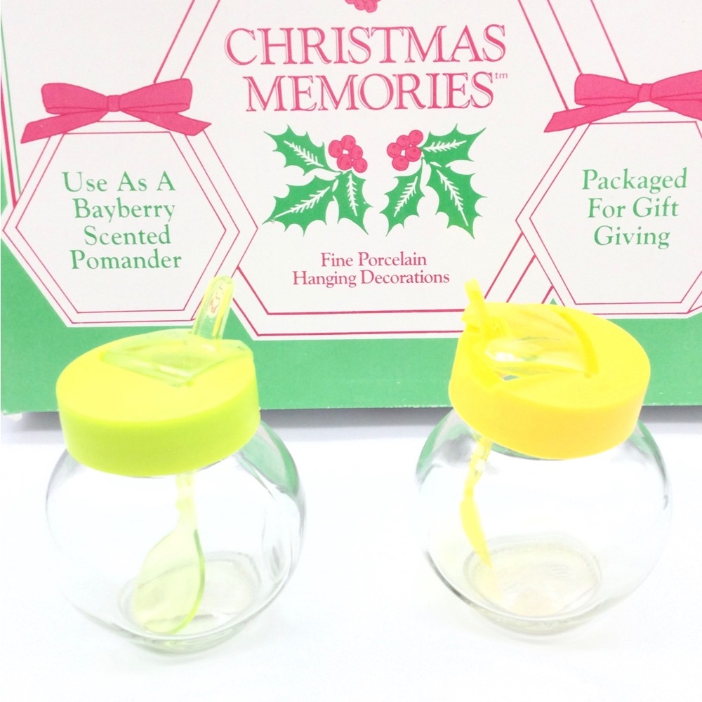 - Glassware spice jars . New comes with spoon .